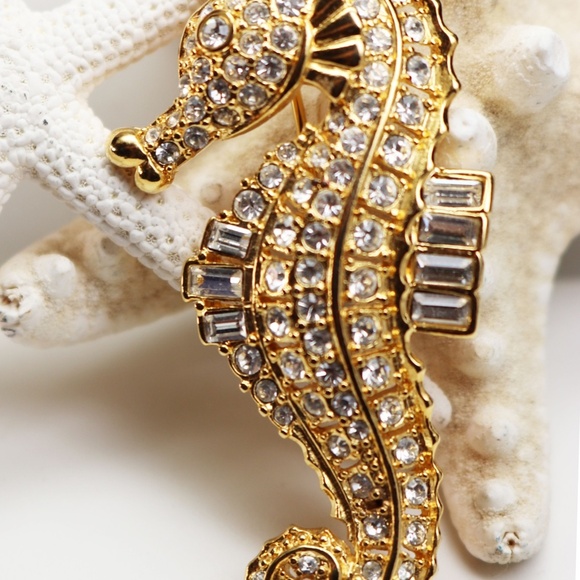 HOST PICK! 🎉 Sparkling Vintage NOLAN MILLER Seahorse Brooch - Picture 15 of 15